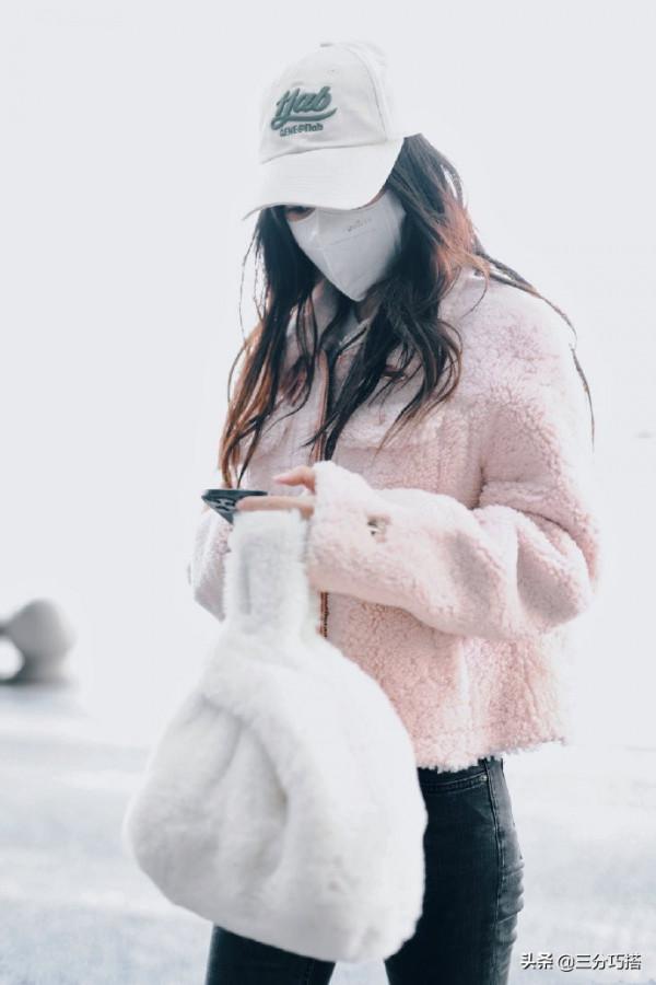 楊穎現在好低調，一條窄腿褲看著挺普通，32歲這樣穿卻更顯年輕了