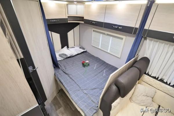 適合4-6人旅行的高配房車,標配820Ah電池+柴暖,可以四季出行 適合4-6人旅行的高配房車,標配820Ah電池+柴暖,可以四季出行