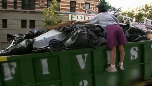 白天在寫字樓當白領，晚上在街頭撿垃圾當飯吃？網友：我不理解