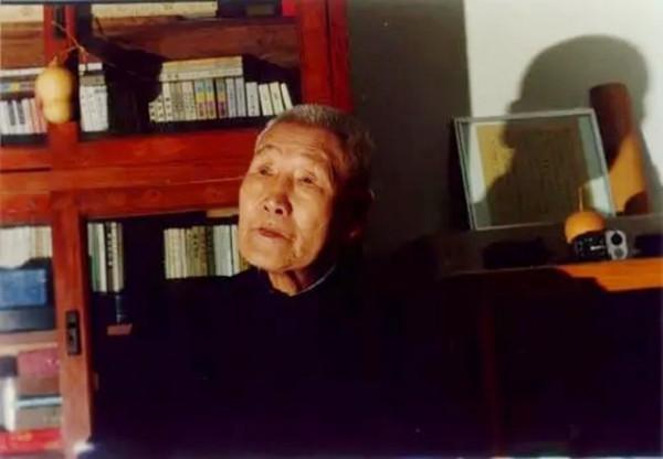 98歲在3年“謊言”中離世：愛妻承諾比他晚離去，不料只能食言