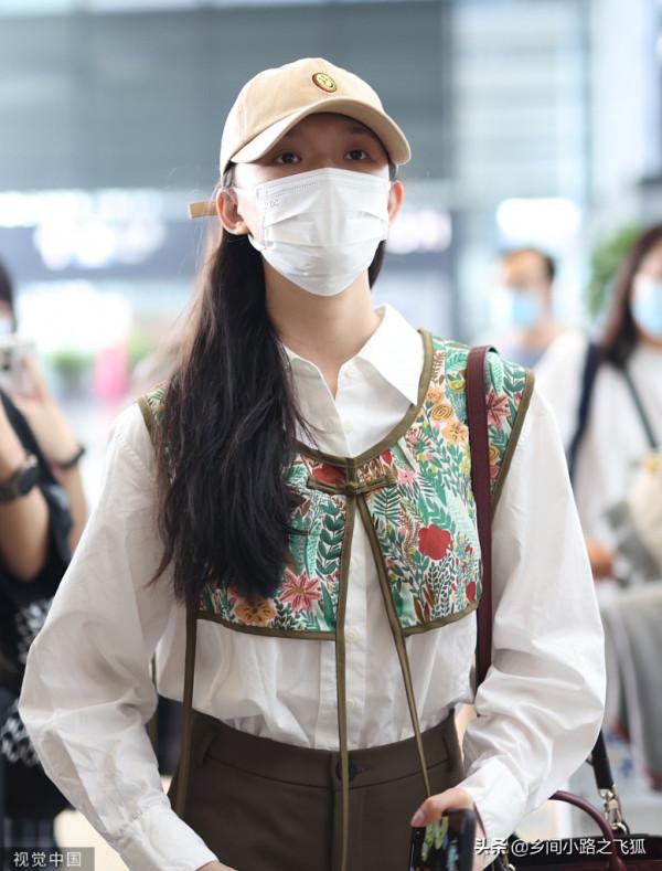 林允機場親切和男粉絲合影 白襯衫配高腰褲文藝少女 林允機場親切和男粉絲合影 白襯衫配高腰褲文藝少女