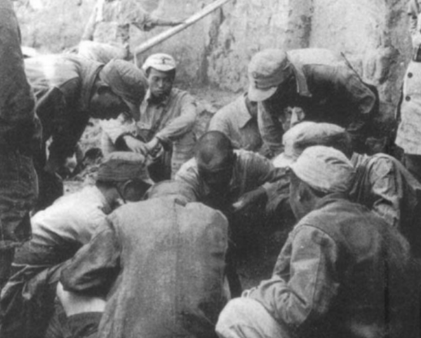 6千解放軍被3萬大軍圍困，一籌莫展，一地主挺身而出：我去退敵