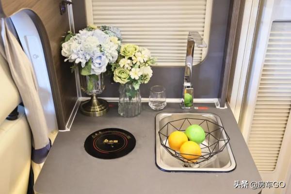 6座雙臥獨立淋浴房車,獨特佈局加大生活區,適合一家人長途旅行 6座雙臥獨立淋浴房車,獨特佈局加大生活區,適合一家人長途旅行