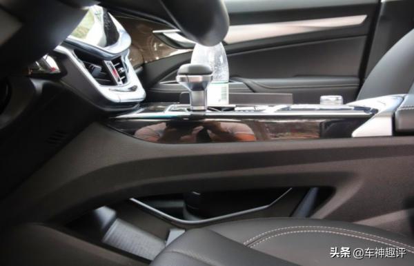 吉利博瑞撐起國產中級車一片天，尺寸比星瑞大，為啥現在不行啦