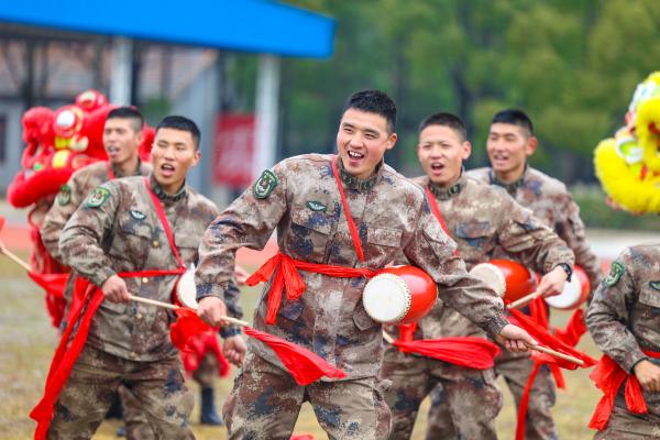 掛燈籠、貼窗花、舞龍舞獅，陸軍官兵喜迎新春