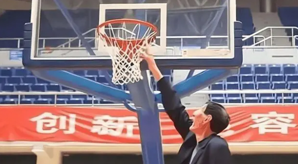 “中國巨人”鮑喜順，不顧醫生勸阻，57歲生下兒子，如今怎樣了？