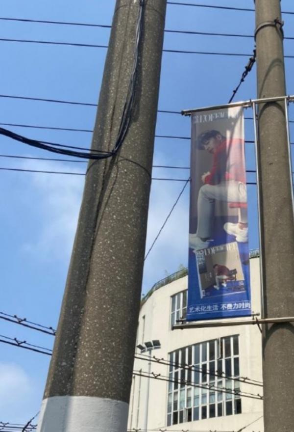 鄧倫廣告錯點陣圖引熱議,粉絲惡搞鄧倫會上樹,律師稱已侵犯肖像權 鄧倫廣告錯點陣圖引熱議,粉絲惡搞鄧倫會上樹,律師稱已侵犯肖像權