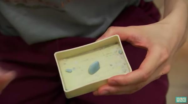 紐約高收入女子20年不買內衣，廁紙曬乾重複用：我要省錢