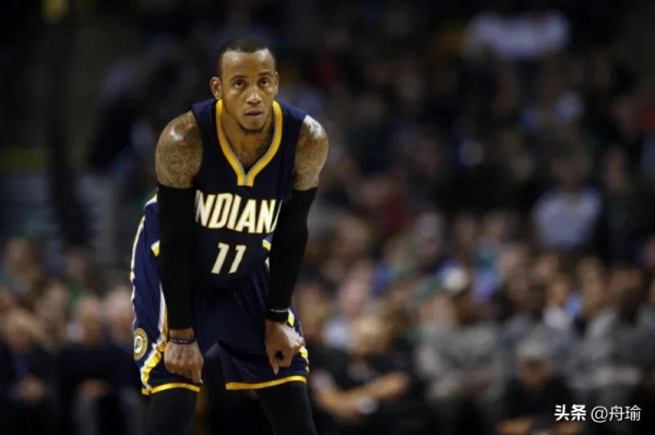 NBA晨報:詹姆斯傷病發生於彎腰搶球,猛龍簽下米哈,雷迪克退役 NBA晨報:詹姆斯傷病發生於彎腰搶球,猛龍簽下米哈,雷迪克退役