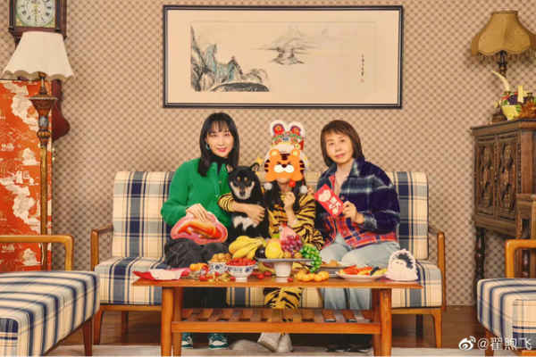 雷佳音老婆曬祖孫三代同框照，婆婆年輕又漂亮，女兒打扮好時髦