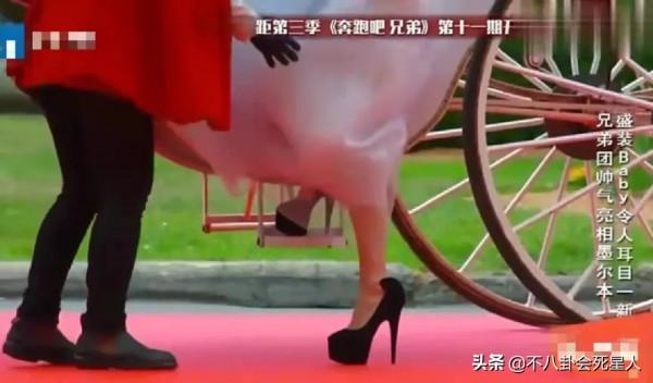 明星身高內卷太嚴重，踩恨天高走紅毯，合影狂墊腳，增高墊好明顯