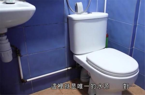 香港年輕人太拼了!蝸居10㎡房,開門上床廁所洗碗,陽臺1㎡ 香港年輕人太拼了!蝸居10㎡房,開門上床廁所洗碗,陽臺1㎡