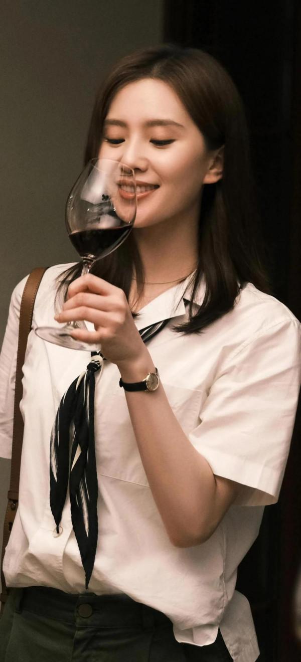 女神劉詩詩，高貴優雅