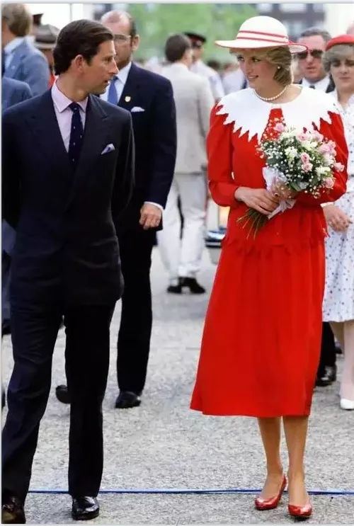 看了戴安娜王妃的紅色穿搭，才發現：過了30年，你也不如她會穿