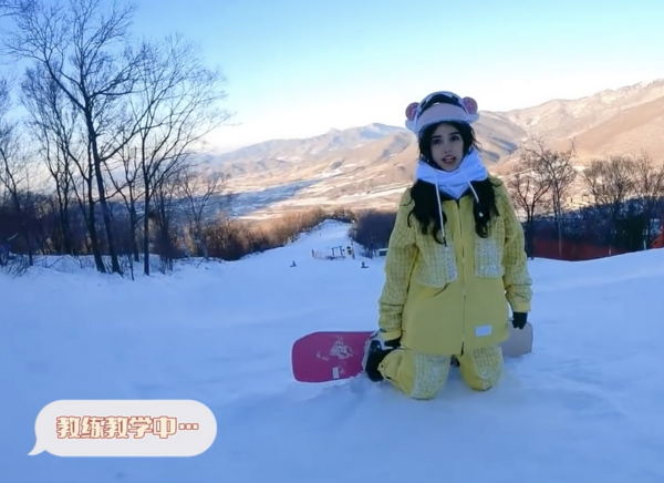 Baby山腰滑雪連摔8次！被雪渣子糊一臉，趴地上向教練撒嬌太可愛