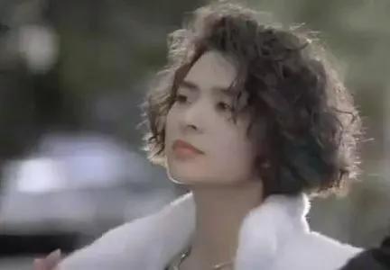 溫碧霞曾回憶說自己當年與陳玉蓮同住一條街，經常會看到周潤發