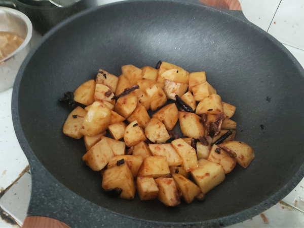 醬香土豆煲,解鎖土豆新吃法,醬香濃郁的下飯菜 醬香土豆煲,解鎖土豆新吃法,醬香濃郁的下飯菜