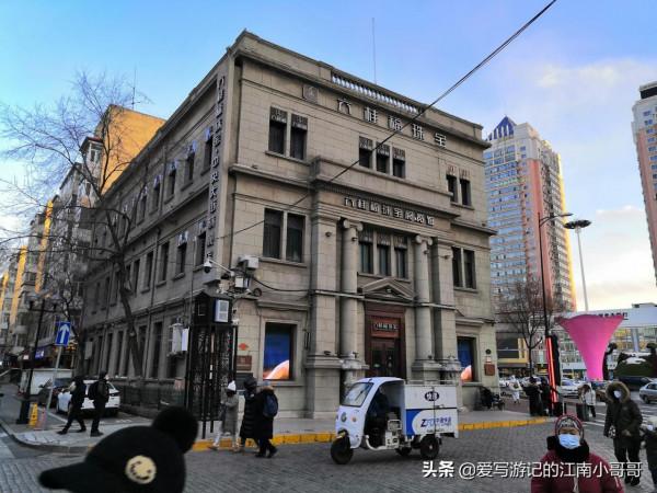 到達中央大街時氣溫很低，於是吃一根老牌的馬迭爾冰棒溫暖自己