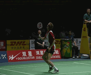 後場被動時反手一揮，反手劈吊學會了所向披靡