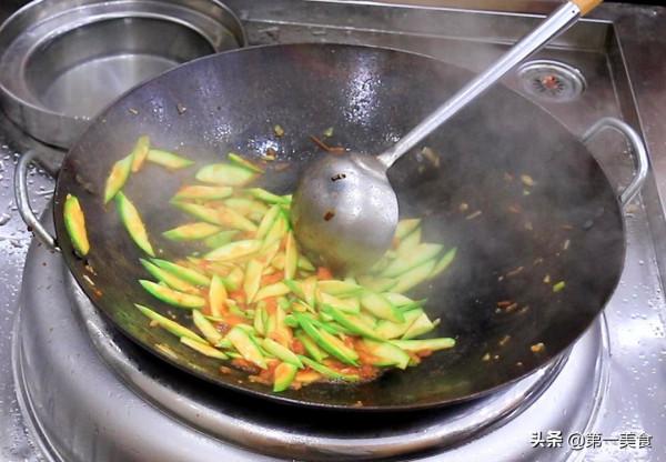 兩個西葫蘆,一個番茄,廚師長秘製家常菜,脆嫩爽口,清淡開胃 兩個西葫蘆,一個番茄,廚師長秘製家常菜,脆嫩爽口,清淡開胃