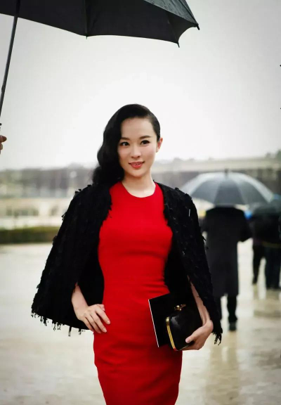 霍思燕氣質拿捏得真好,黑色外套披在大紅裙上,一看就是高階貴婦 霍思燕氣質拿捏得真好,黑色外套披在大紅裙上,一看就是高階貴婦