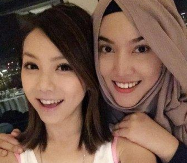 知名歌手豪宅被大水淹沒!全家人被迫爬上屋頂,等待數小時終獲救 知名歌手豪宅被大水淹沒!全家人被迫爬上屋頂,等待數小時終獲救