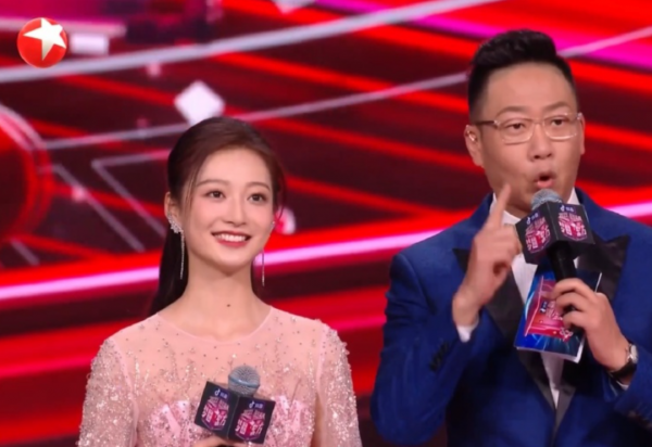 在北京天安門廣場上領誦的她，保研復旦