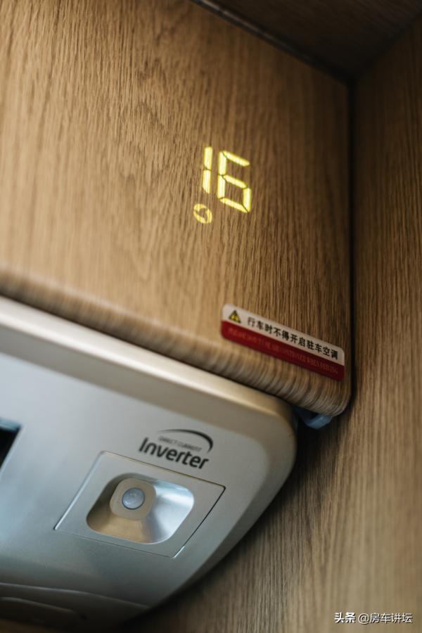 228&period;8w碳纖維交期長&quest;選141&period;8w的玻璃鋼&comma;除車身以外所有配置都一樣