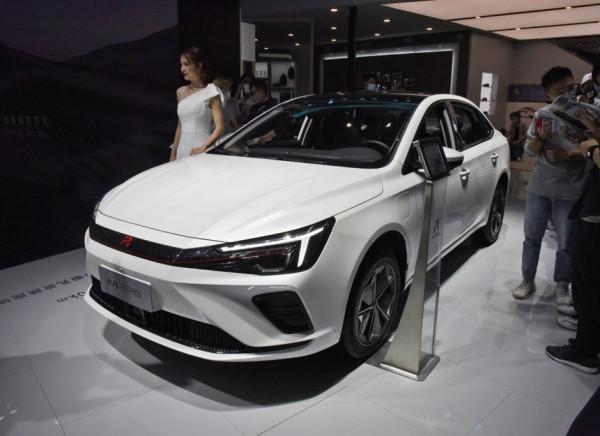 以前只叫R,現在還叫飛凡,旗下的ER6續航里程並不低 以前只叫R,現在還叫飛凡,旗下的ER6續航里程並不低