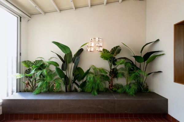 裝修不再“循規蹈矩”，減少傢俱數量，陽光房裡砌花壇過小資生活