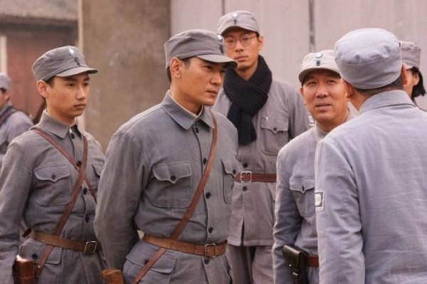 部隊繳獲一批“寶貝”,白花花的堆積如山,三天三夜才運完 部隊繳獲一批“寶貝”,白花花的堆積如山,三天三夜才運完