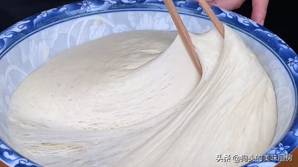 發糕這樣做，不用揉麵，一攪一蒸就出鍋，鬆軟香甜，比麵包還好吃