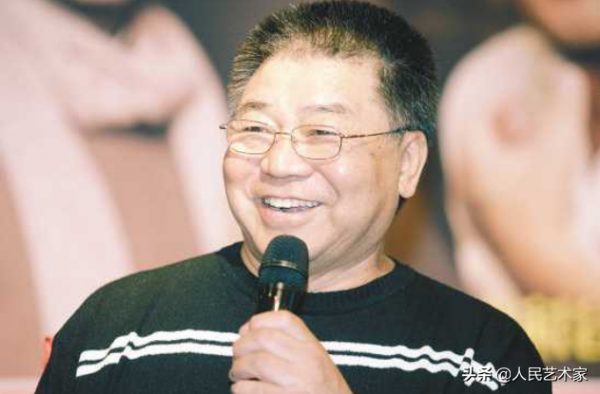 他是曹禺口中的一流演員，因《高山下的花環》成名，多年後在操場上撿回了雷佳音