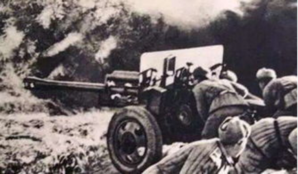 345高地爭奪，我方炮彈貼著山皮打入敵群，步兵：這是敵人的炮？