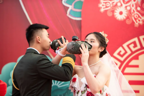 浪漫軍婚:軍車當婚車,嫁人就嫁軍隊好兒郎 浪漫軍婚:軍車當婚車,嫁人就嫁軍隊好兒郎