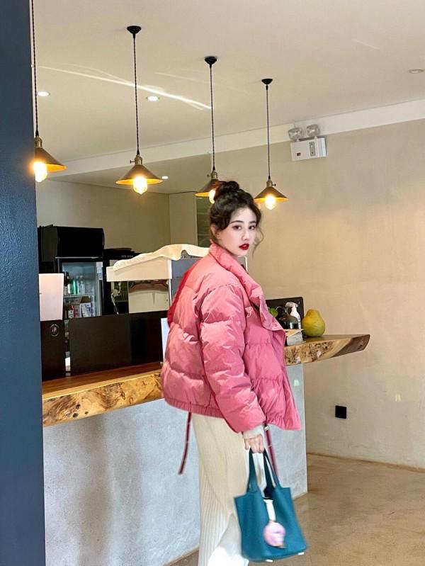 今年流行羽絨服搭配針織褲，百搭又時尚，普通女生也能穿出高階感