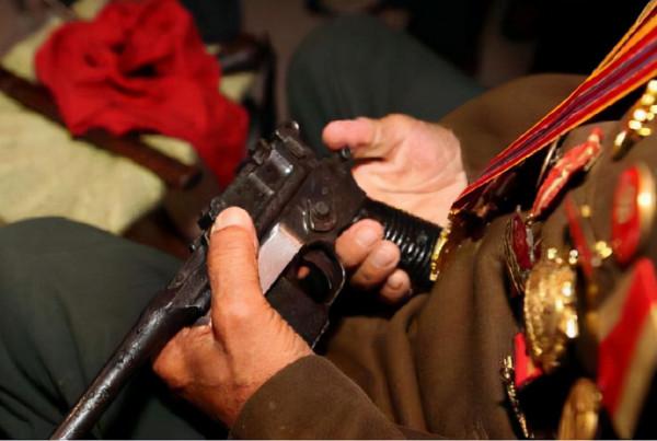 山東96歲老兵持有雙槍，工作人員前去收繳，老兵：這是粟裕送的