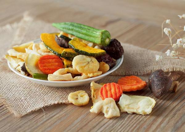 過年買零食，別再買瓜子花生了，8種零食多囤點，老少都愛吃