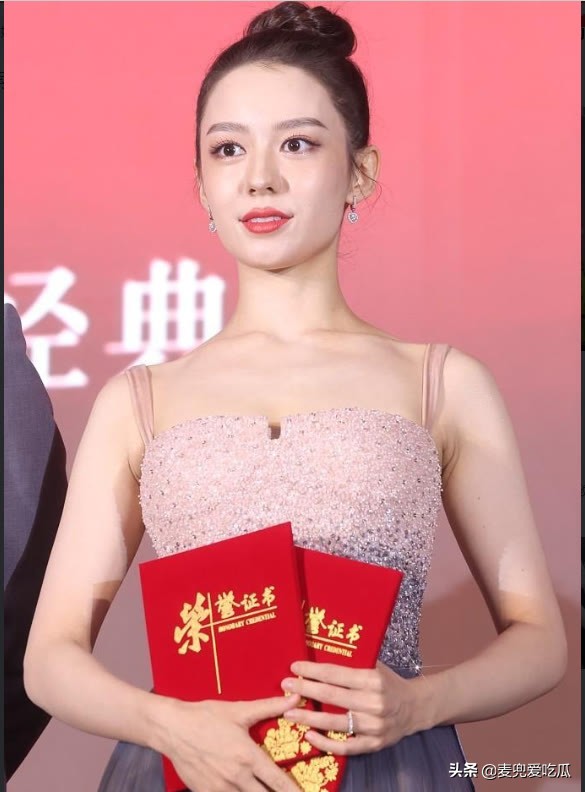 楊千嬅吉娜同臺領獎?楊千嬅表情冷漠,網友:隔著螢幕都覺得尷尬 楊千嬅吉娜同臺領獎?楊千嬅表情冷漠,網友:隔著螢幕都覺得尷尬