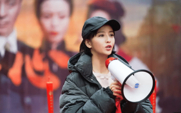 “抗日神劇”新作，佟麗婭諜戰劇背2.7萬名牌包，編劇：很正常