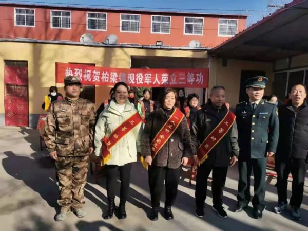 爆贊!火箭軍某部專派15人快馬加鞭送喜報 爆贊!火箭軍某部專派15人快馬加鞭送喜報