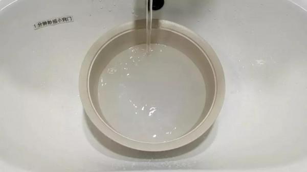 廁所撒上一把食鹽,真是太實用了,一年省下幾百塊,學會試一試 廁所撒上一把食鹽,真是太實用了,一年省下幾百塊,學會試一試