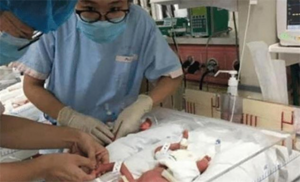 她拒絕減胎，冒著風險產下4胞胎，今全家幫忙帶娃的場景讓人羨慕