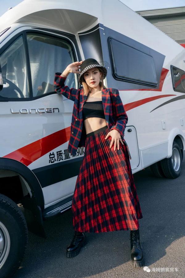 朗宸T型房車，環形沙發大客廳+縱置大床、更適合多人旅行商務洽談