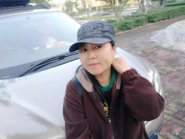 秋萍退休後一人一車自駕遊90天，移動的海景房