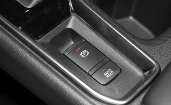 四大轎車“年度銷冠”鎖定：凱美瑞或取代雅閣，寶馬5系稱王！