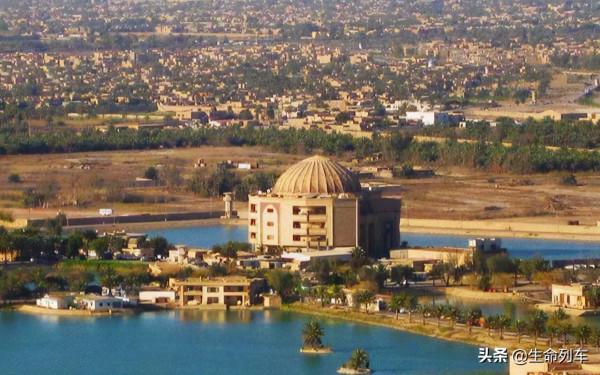 1976年的伊拉克首都巴格達，車水馬龍，繁華程度不輸歐美