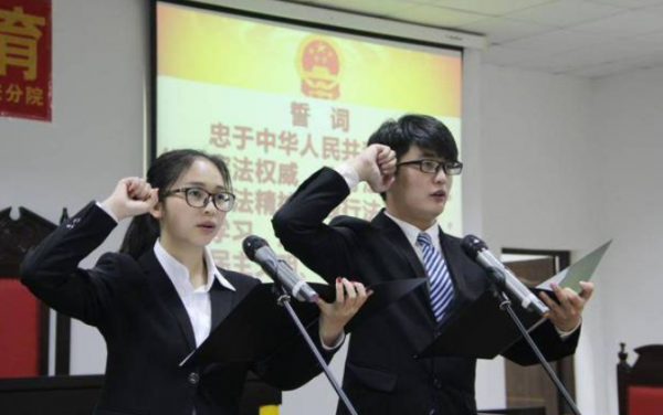 畢業10年發現,選擇律師事務所和公務員的法學生,差距不是一點點 畢業10年發現,選擇律師事務所和公務員的法學生,差距不是一點點