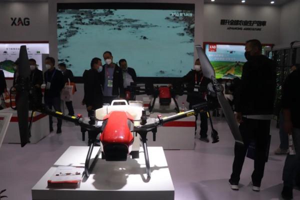 無人拖拉機 無人艇 無人飛機 數字系統，國際農機展上樣樣有