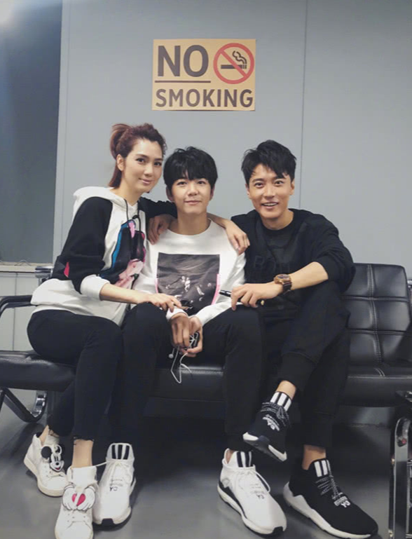 張鎬濂為蔡少芬慶生，穿藍色衛衣陽光帥氣，21歲五官像生父莫少聰